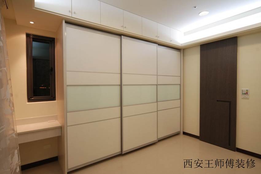 现代风格装修室内衣柜设计