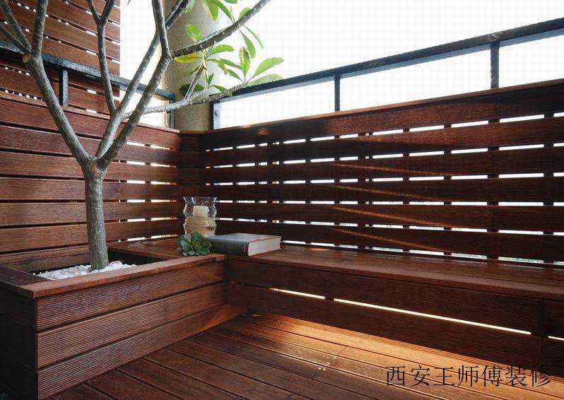 现代自然风实木阳台装饰图