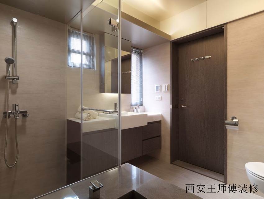 现代小户型卫生间咖啡色木质门装饰效果图
