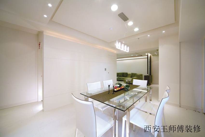 纯净简约餐厅玻璃餐桌设计