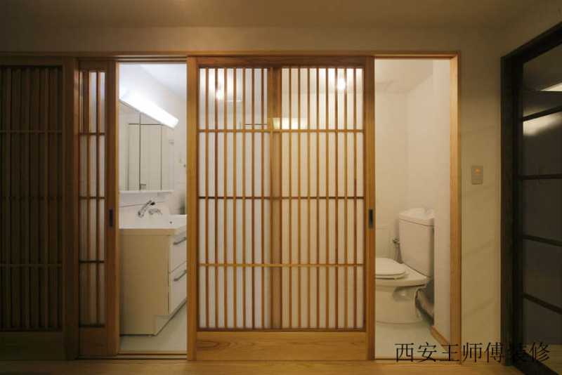 日式风格卫生间推拉格栅装饰图