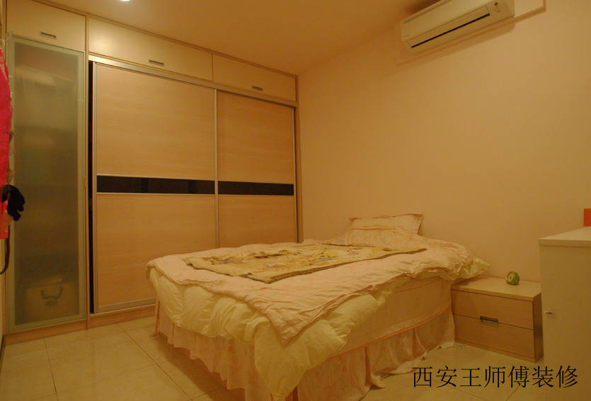 优雅现代卧室整体衣柜装饰图