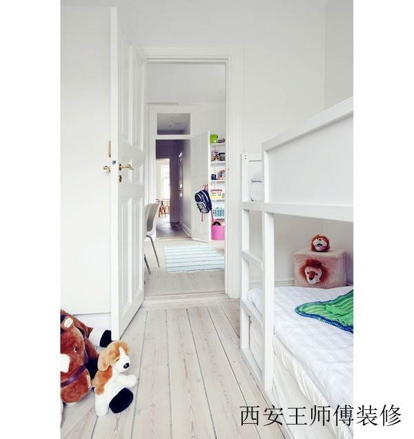 时尚简约儿童房白色门装饰图