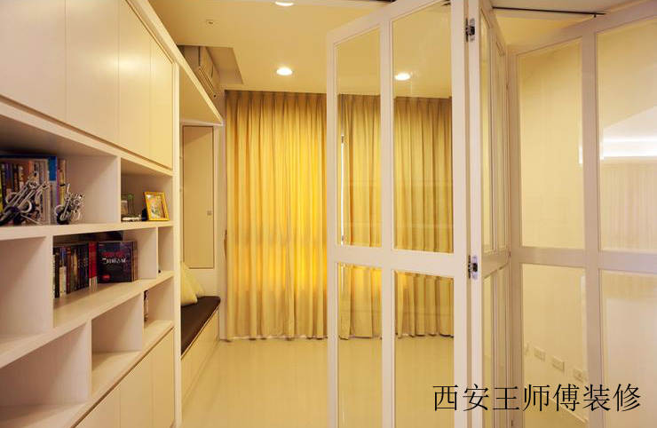 暖色调现代书房玻璃折叠门隔断装饰设计