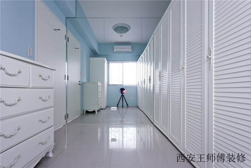 蓝白清凉简欧风格衣帽间玻璃背景墙装饰效果图
