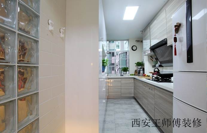 简洁明亮现代小户型厨房设计