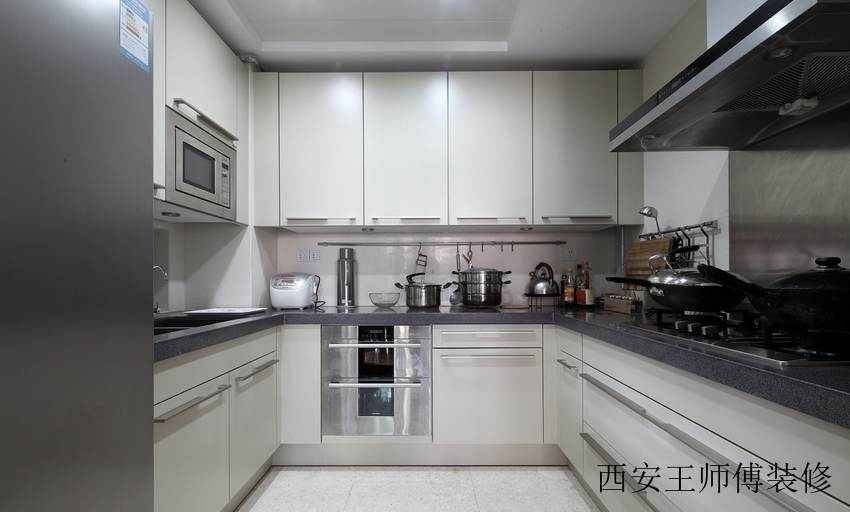 现代简约风格U型厨房装修效果图