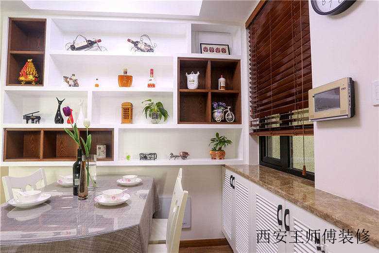 唯美简约餐厅墙面收纳柜设计