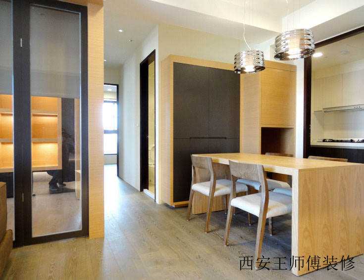 简约现代2平米餐厅 原木餐桌设计