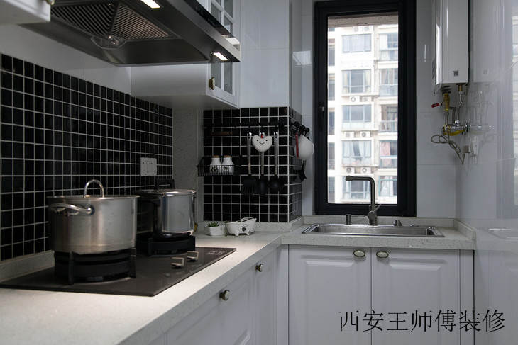 摩登现代混搭厨房黑色墙砖装饰图