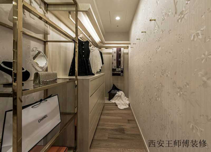 华丽简约衣帽间欧式背景墙图片
