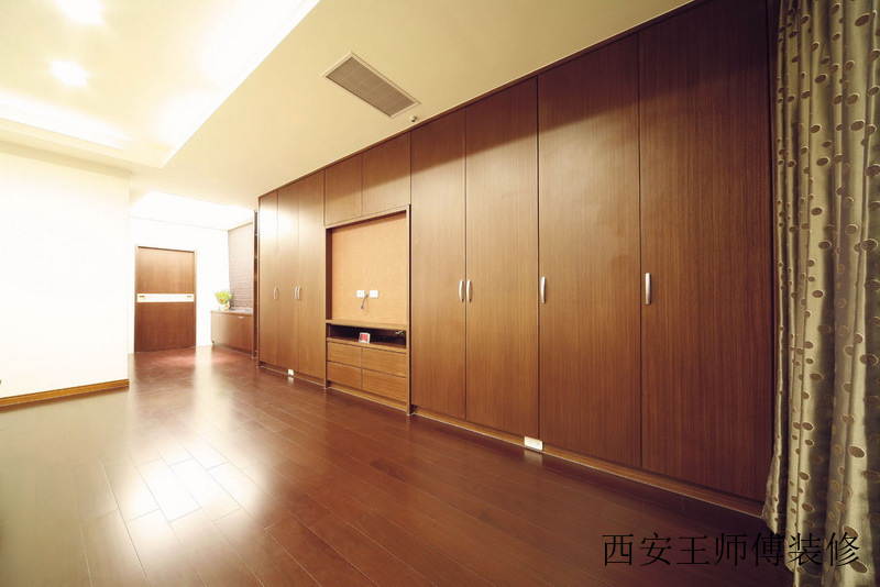 现代风格实木衣柜展示图