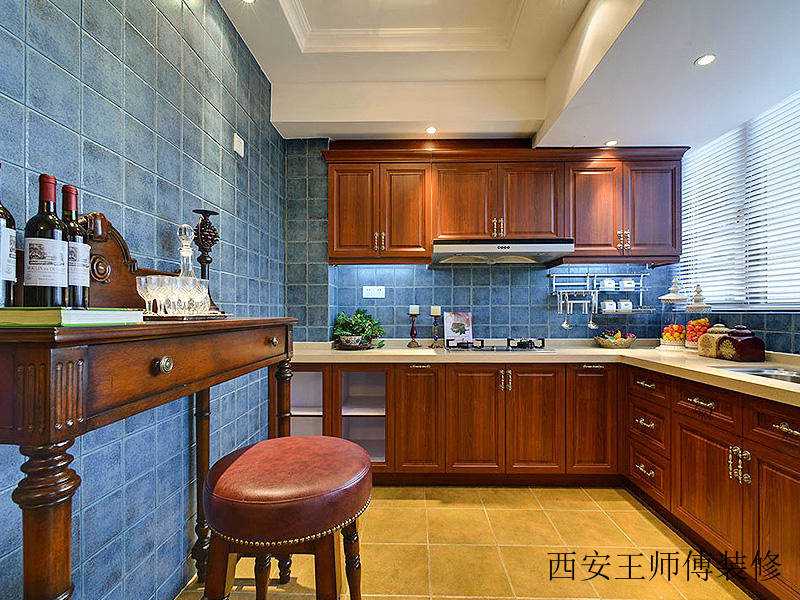 古典实木美式厨房仿古砖背景墙设计装修案例图