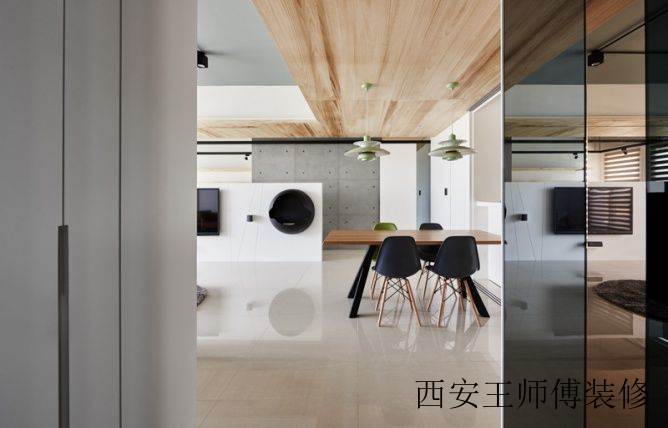 清新原木简约餐厅实木吊顶案例图