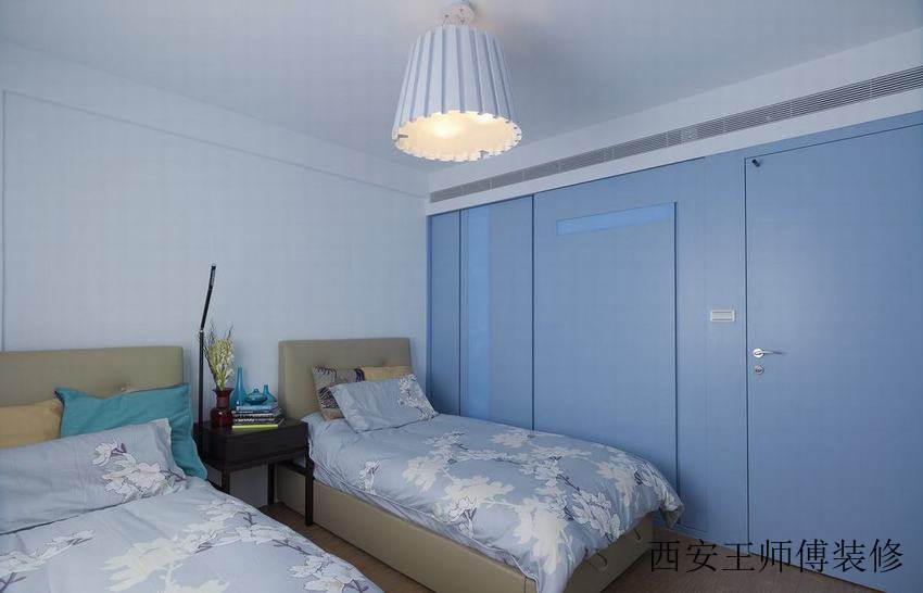 唯美美式卧室蓝色衣柜装饰图