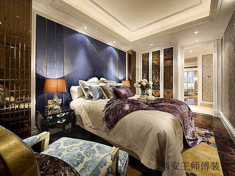 高贵优雅欧式卧室深紫色床头背景墙装饰图