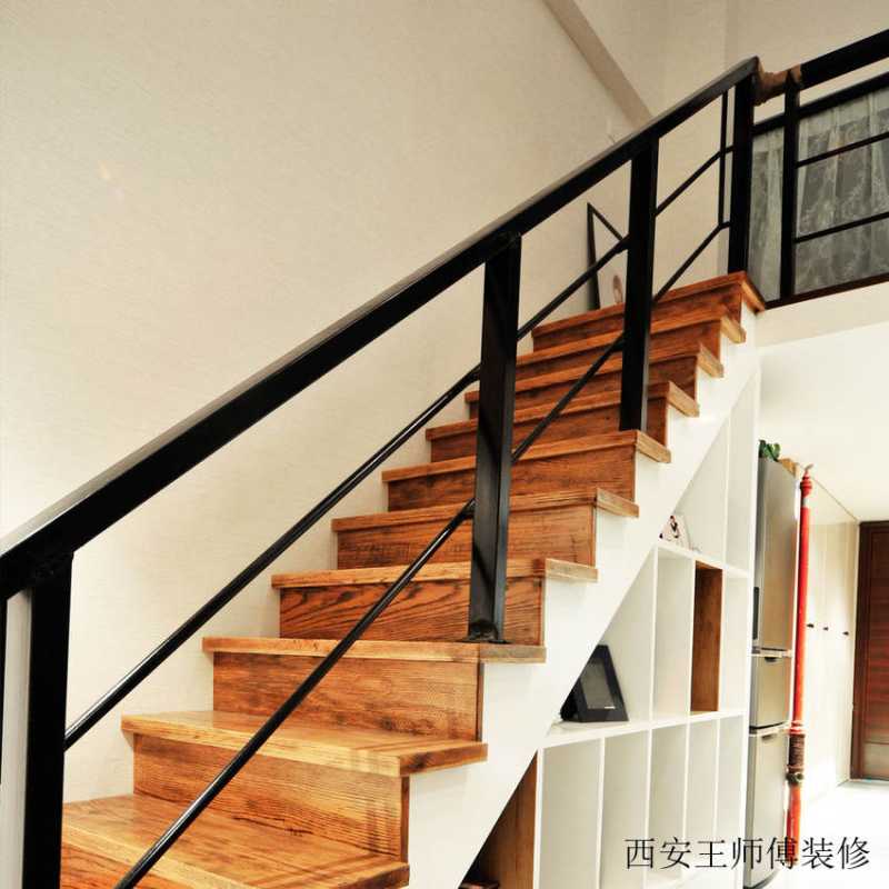 北欧一居复式原木楼梯装饰图