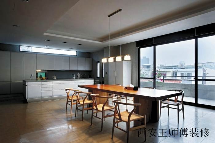 中式餐厅实木餐桌椅装饰图
