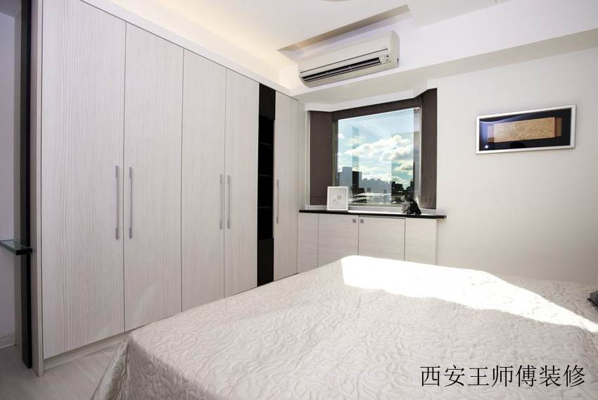 现代简约卧室实木衣柜图片