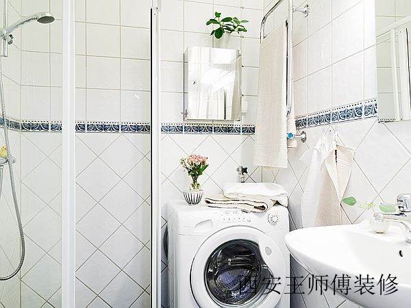 清新宜家卫生间 瓷砖腰线装饰图