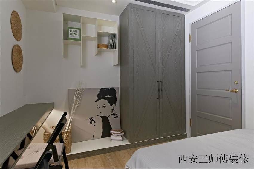 古朴美式卧室两门衣柜装饰图