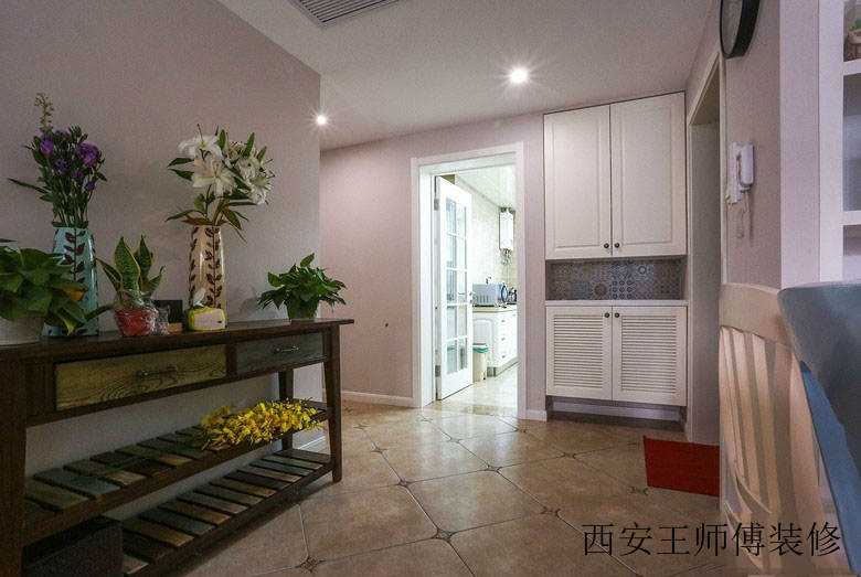 美式风格家居玄关花卉装饰欣赏图