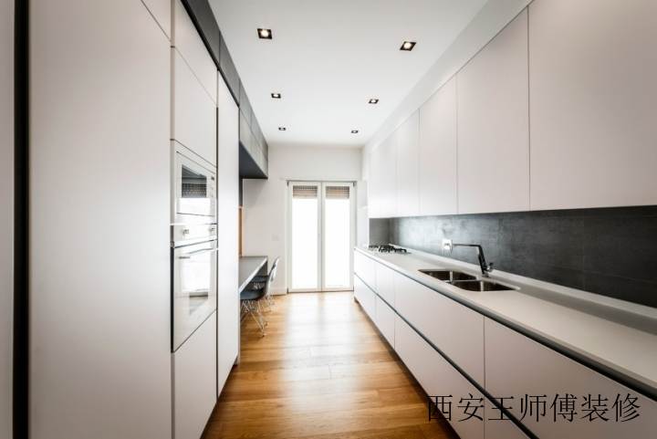 简洁现代狭长型厨房装修效果图