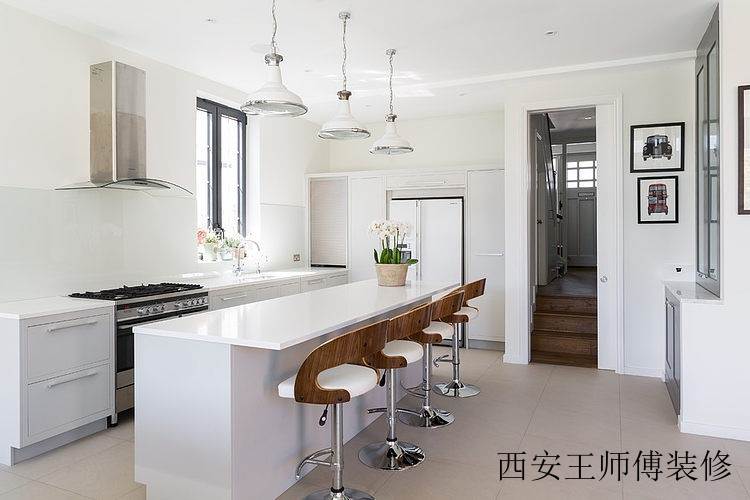 明亮简约现代厨房吧台设计