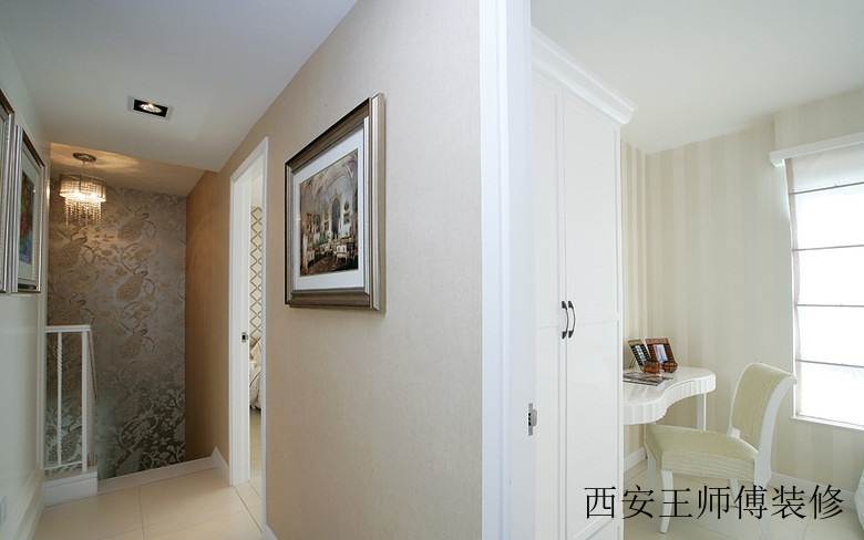 简约温馨复式过道装饰画欣赏图