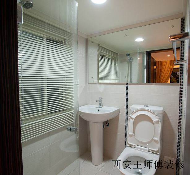 明亮简约卫生间效果图