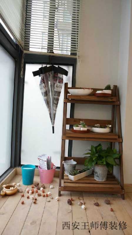 田园美式风格阳台木制花架装饰图